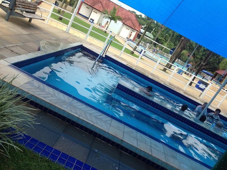 Aconchegante apto 104 fica 5 min do Parque Termal